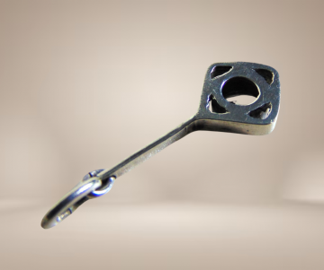 Modernist zilver vierkant aan lange staaf hanger topaas x beige achtergrond 4