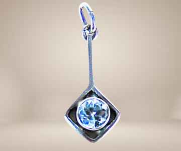 Modernist zilver vierkant aan lange staaf hanger topaas x beige achtergrond1