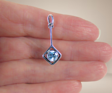 Modernist zilver vierkant aan lange staaf hanger topaas x beige achtergrond3