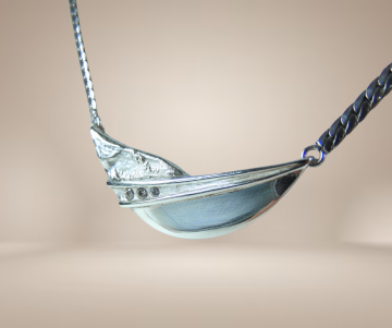 Modernist zilveren 3 diamant glad en ruig middenstuk ketting beige achtergrond 1