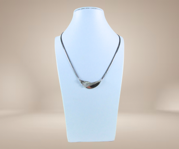 Modernist zilveren 3 diamant glad en ruig middenstuk ketting beige achtergrond 3