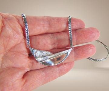 Modernist zilveren 3 diamant glad en ruig middenstuk ketting beige achtergrond 4