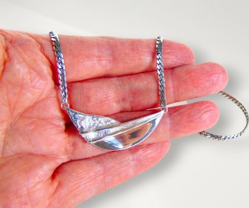 Modernist zilveren 3 diamant glad en ruig middenstuk ketting pr 1