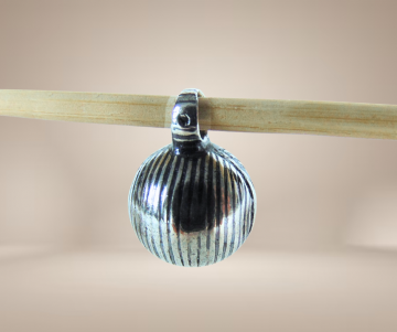 Modernist zilveren bal hanger streepjes beige achtergrond 1