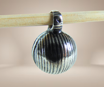 Modernist zilveren bal hanger streepjes beige achtergrond 2