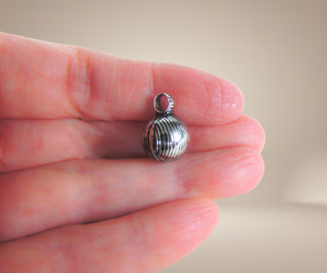 Modernist zilveren bal hanger streepjes beige achtergrond 3