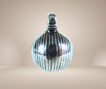 Modernist zilveren bal hanger streepjes beige achtergrond 4