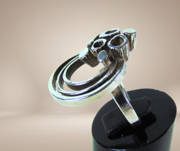 Modernist zilveren grote cirkels en bekertjesmos design ring beige achtergrond 1