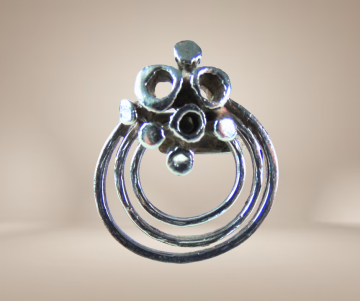 Modernist zilveren grote cirkels en bekertjesmos design ring beige achtergrond 5