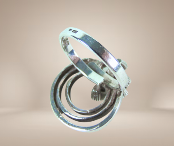 Modernist zilveren grote cirkels en bekertjesmos design ring beige achtergrond 6