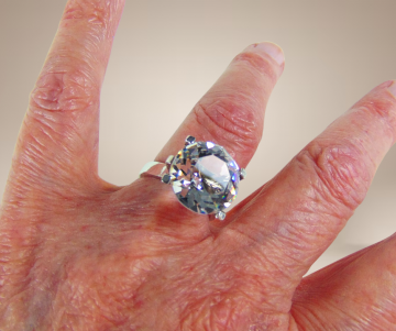 Modernist zilveren grote solitair kristal glas steen ring beige achtergrond