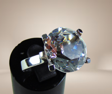 Modernist zilveren grote solitair kristal glas steen ring beige achtergrond 1