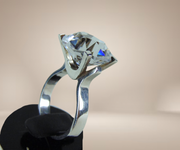 Modernist zilveren grote solitair kristal glas steen ring beige achtergrond 2