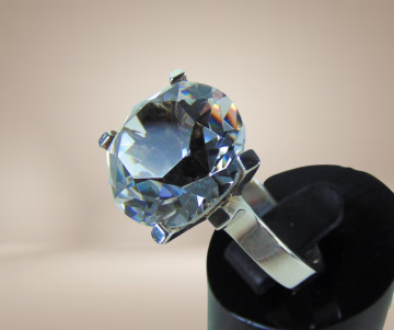 Modernist zilveren grote solitair kristal glas steen ring beige achtergrond 3