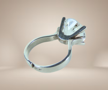 Modernist zilveren grote solitair kristal glas steen ring beige achtergrond 6