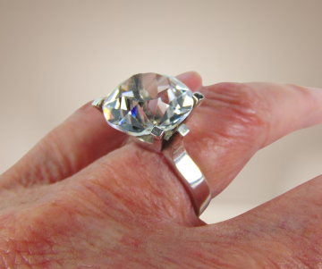 Modernist zilveren grote solitair kristal glas steen ring beige achtergrond 7