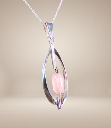 Modernist zilveren lange druppel hanger roze kwarts beige achtergrond