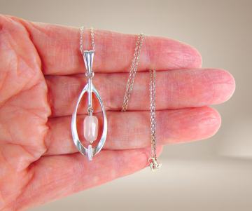 Modernist zilveren lange druppel hanger roze kwarts beige achtergrond 1