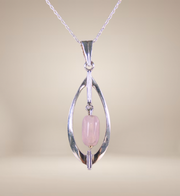 Modernist zilveren lange druppel hanger roze kwarts beige achtergrond 2