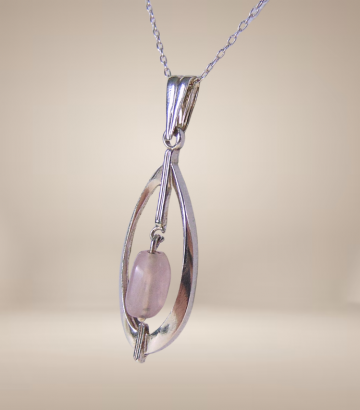 Modernist zilveren lange druppel hanger roze kwarts beige achtergrond 3