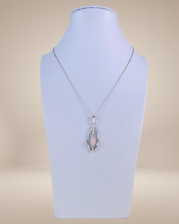 Modernist zilveren lange druppel hanger roze kwarts beige achtergrond 4