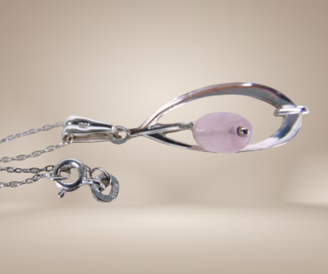 Modernist zilveren lange druppel hanger roze kwarts beige achtergrond 5