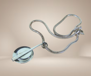 Modernist zilverkleur ketting hanger onyx beige achtergrond