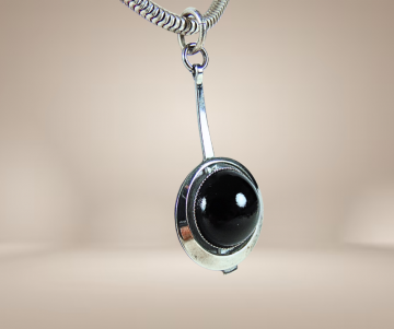 Modernist zilverkleur ketting hanger onyx beige achtergrond 2