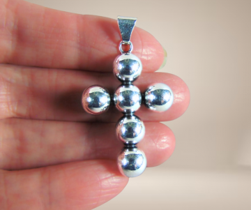 Modernistisch kruis zilver bollen hanger sc denmark beige achtergrond