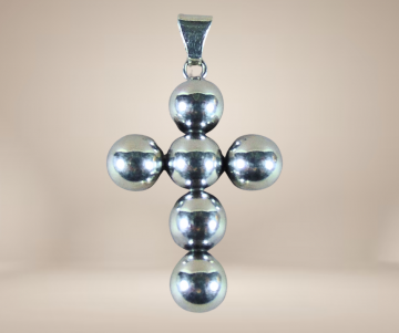 Modernistisch kruis zilver bollen hanger sc denmark beige achtergrond 1