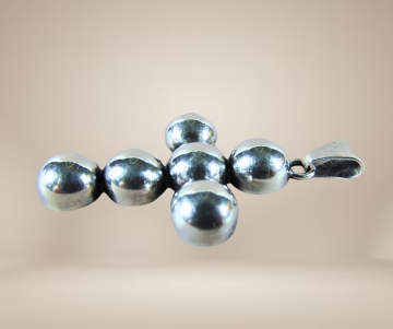 Modernistisch kruis zilver bollen hanger sc denmark beige achtergrond 3