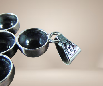 Modernistisch kruis zilver bollen hanger sc denmark beige achtergrond 4