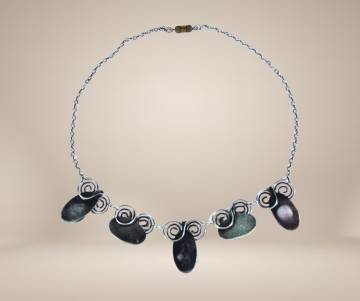 Modernistisch verzilverde ketting ovale opaliet glas beige achtergrond