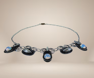 Modernistisch verzilverde ketting ovale opaliet glas beige achtergrond 1