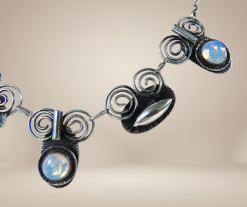 Modernistisch verzilverde ketting ovale opaliet glas beige achtergrond 2