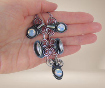 Modernistisch verzilverde ketting ovale opaliet glas beige achtergrond 3