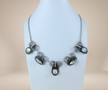 Modernistisch verzilverde ketting ovale opaliet glas beige achtergrond 4