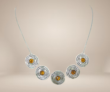 Modernistisch zilveren bib cirkels citrien ketting beige achtergrond 1