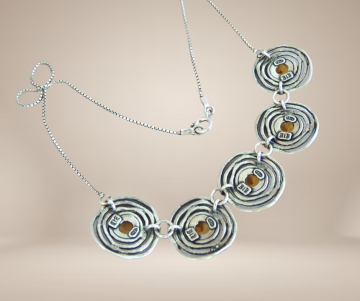 Modernistisch zilveren bib cirkels citrien ketting beige achtergrond 2