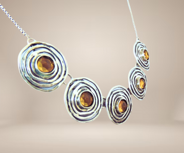 Modernistisch zilveren bib cirkels citrien ketting beige achtergrond 3