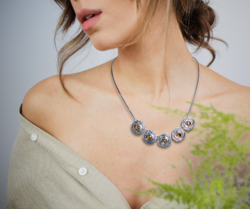 Modernistisch zilveren bib cirkels citrien ketting op dame