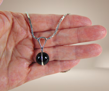 Modernistische 835 zilveren ketting hanger onyx streep beige achtergrond 3