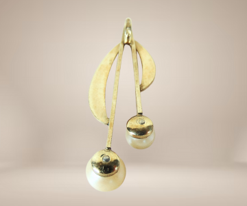 Modernistische art deco andreas daub dubbele parel hanger beige achtergrond 2