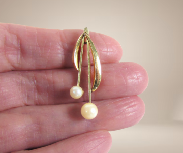 Modernistische art deco andreas daub dubbele parel hanger beige achtergrond 3