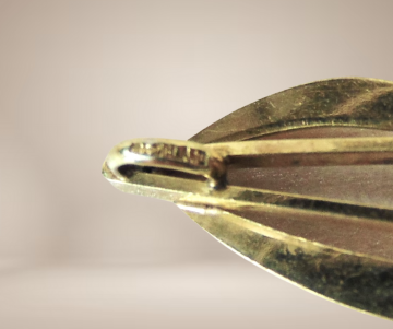 Modernistische art deco andreas daub dubbele parel hanger beige achtergrond 4