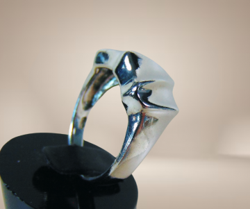 Modernistische asym zilveren ring beige achtergrond