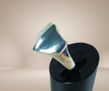 Modernistische asym zilveren ring beige achtergrond 1