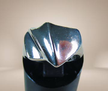 Modernistische asym zilveren ring beige achtergrond 2