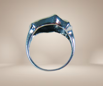 Modernistische asym zilveren ring beige achtergrond 3