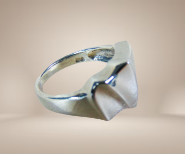 Modernistische asym zilveren ring beige achtergrond 4